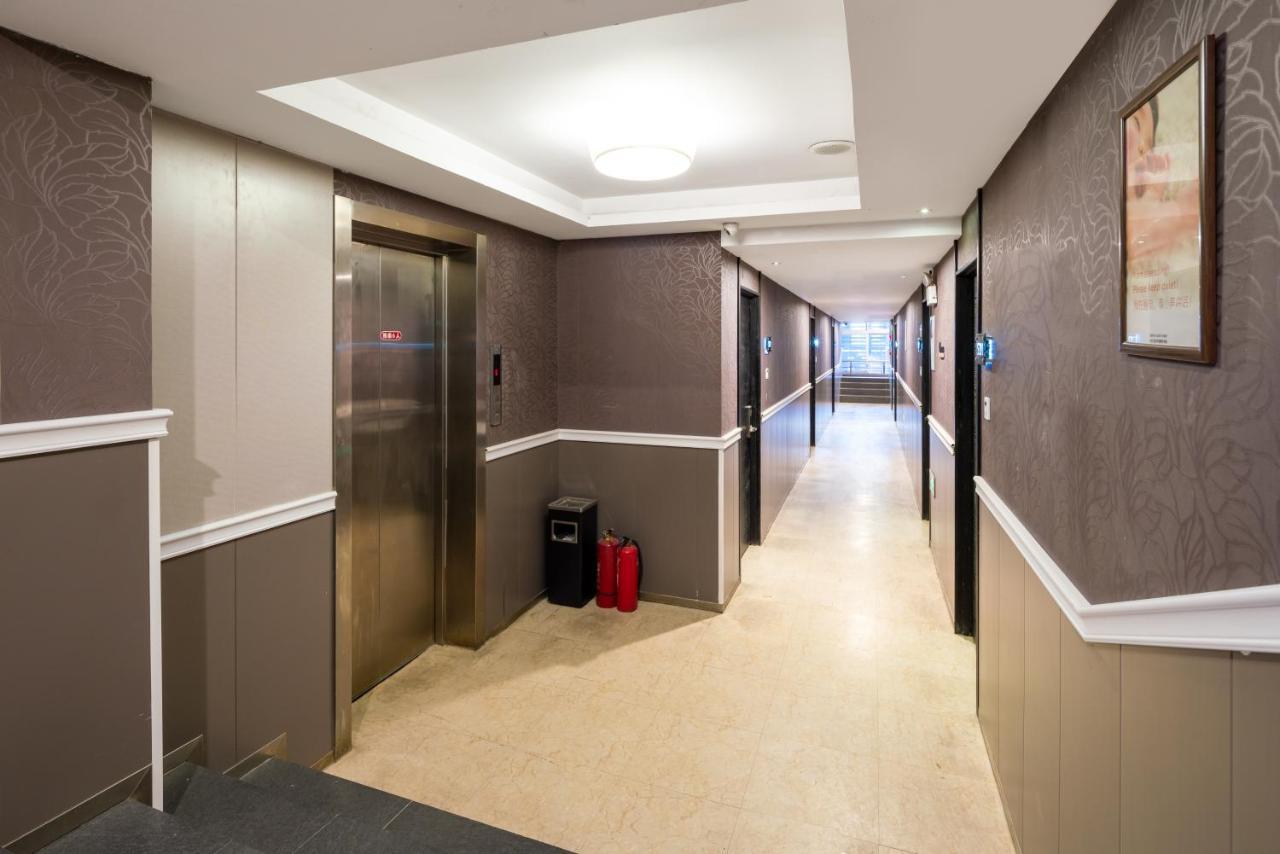 Spring Time Hostel--Nearby Tiananmen Square & Forbidden City & Wangfujing Street & Line 5,6 Subway Nearby,Free Wifi Peking Kültér fotó